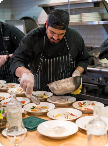Chef en cuisine dressant des assiettes