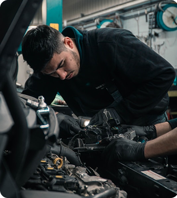 Mécanicien travaillant sur un moteur